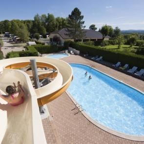 Parc aquatique piscine extérieure et tobbogan de 40m Camping Beauregard **** SItes & Paysages à Mesnois, au coeur de la région des lacs - Jura
