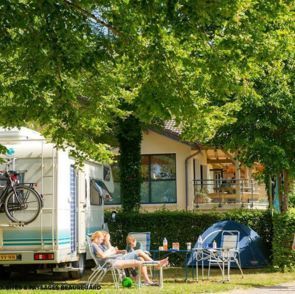 Emplacement camping car Camping Beauregard **** SItes & Paysages à Mesnois, au coeur de la région des lacs - Jura