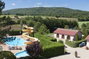 <p>Camping Beauregard **** SItes & Paysages avec parc aquatique à Mesnois, au coeur de la région des lacs - Jura</p>