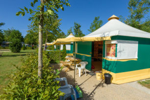<p>Location de bungalow toilés au Camping Beauregard **** SItes & Paysages à Mesnois, au coeur de la région des lacs - Jura</p>
