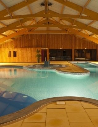 <p>Camping Beauregard **** SItes & Paysages avec piscine couverte chauffée à Mesnois, au coeur de la région des lacs - Jura</p>