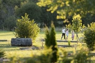 <p>Mini Golf et nombreuses activités sportives et familiales Camping Beauregard **** SItes & Paysages à Mesnois, au coeur de la région des lacs - Jura</p>