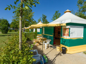 Location de Bungalow Toilé Camping Beauregard **** SItes & Paysages à Mesnois, au coeur de la région des lacs - Jura
