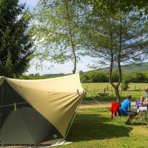 Emplacement camping pour tentes caravanes et camping car Camping Beauregard **** SItes & Paysages à Mesnois, au coeur de la région des lacs - Jura