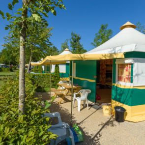 Location de bungalow toilés Camping Beauregard **** SItes & Paysages à Mesnois, au coeur de la région des lacs - Jura