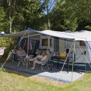 Emplacement caravane Camping Beauregard **** SItes & Paysages à Mesnois, au coeur de la région des lacs - Jura