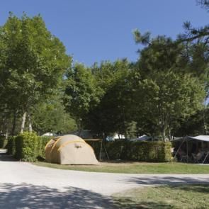 Emplacement tentes, caravane, camping car Camping Beauregard **** SItes & Paysages à Mesnois, au coeur de la région des lacs - Jura