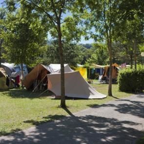Emplacement tente Camping Beauregard **** SItes & Paysages à Mesnois, au coeur de la région des lacs - Jura
