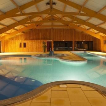 Piscine int&eacute;rieure couverte et chauff&eacute;e du parc aquatique&nbsp;Camping Beauregard **** SItes & Paysages &agrave; Mesnois, au coeur de la r&eacute;gion des lacs - Jura