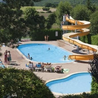 Parc aquatique avec bassins et tobbogan&nbsp;Camping Beauregard **** SItes & Paysages &agrave; Mesnois, au coeur de la r&eacute;gion des lacs - Jura
