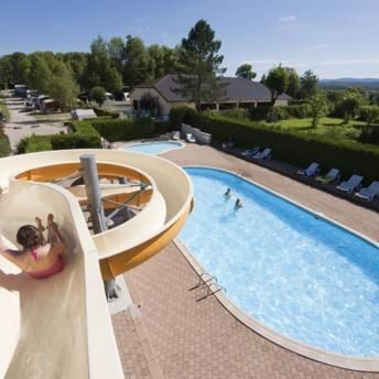 Parc aquatique avec tobogan&nbsp;Camping Beauregard **** SItes & Paysages &agrave; Mesnois, au coeur de la r&eacute;gion des lacs - Jura