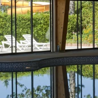 Solarium de l'espace aquatique et de bien &ecirc;tre du&nbsp;Camping Beauregard **** SItes & Paysages &agrave; Mesnois, au coeur de la r&eacute;gion des lacs - Jura