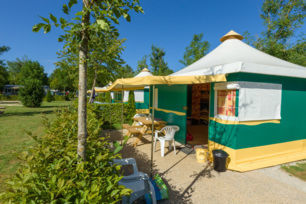<p>Location de bungalow toilés au Camping Beauregard **** SItes & Paysages à Mesnois, au coeur de la région des lacs - Jura</p>