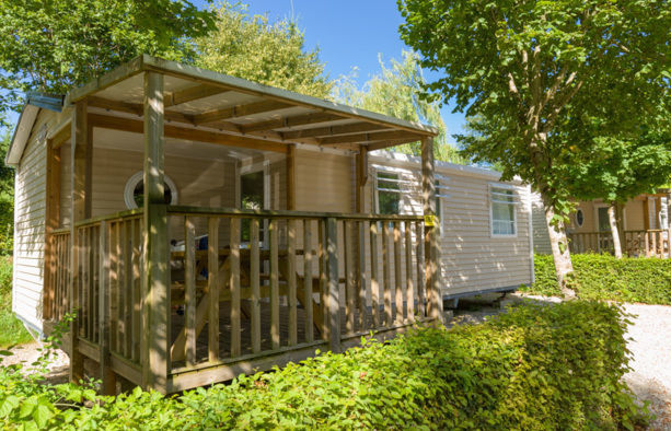 <p>Location de mobilhome au Camping Beauregard **** SItes & Paysages à Mesnois, au coeur de la région des lacs - Jura</p>