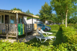 <p>Location de cottage Camping Beauregard **** SItes & Paysages à Mesnois, au coeur de la région des lacs - Jura</p>